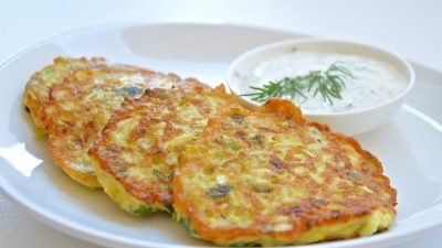 Простые оладьи из кабачков с сыром