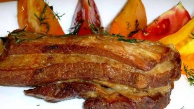 Простые свиные ребрышки в духовке