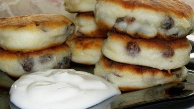 Простые творожные сырники с изюмом