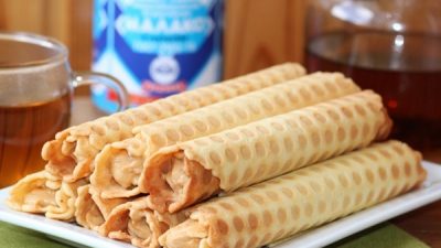 Простые вафельные трубочки с вареной сгущенкой