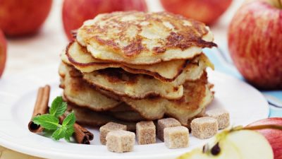 Простые яблочные оладушки