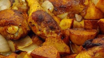 Пряная курица с картофелем и луком