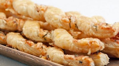 Пряные сырные палочки в духовке
