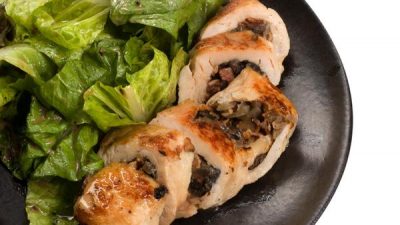 Пряный куриный рулет с шампиньонами