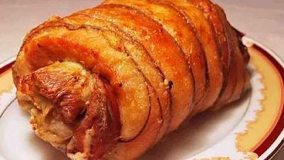 Пряный рулет из свинины с чесноком