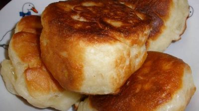 Пышные дрожжевые оладьи на скорую руку