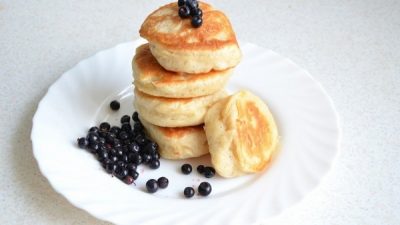 Пышные дрожжевые оладушки на молоке