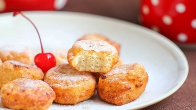 Пышные творожные пончики к завтраку
