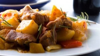 Рагу из свинины с картофелем и перцем чили