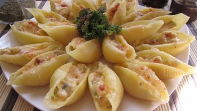 Ракушки с мясным фаршем под соусом бешамель