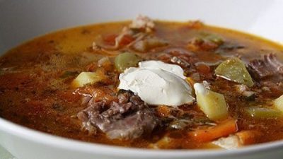 Рассольник с тушенкой и сметаной