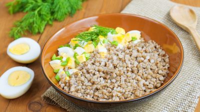 Рассыпчатая гречневая каша с вареным яйцом