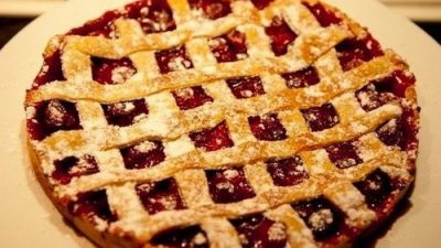 Рассыпчатый домашний пирог с вишней