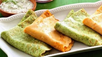 Разноцветные блины с томатным соком и шпинатом