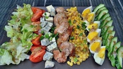 Разноцветный кобб-салат