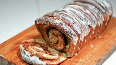 Разваливающийся хлеб с корицей в глазури