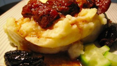 Ребрышки с черносливом и белым вином