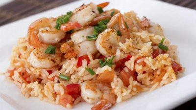 Рис с креветками, луком и болгарским перцем