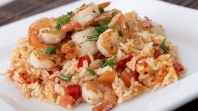 Рис с креветками, зеленым горошком и перцем