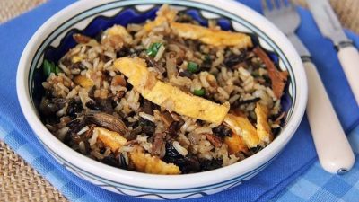Рис с сушеными грибами, омлетом и зеленью