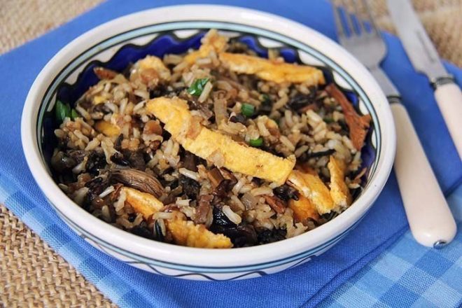 Рис с сушеными грибами, омлетом и зеленью