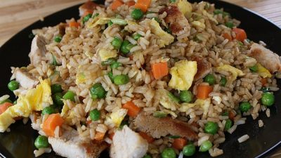 Рис со свининой и овощами на сковороде