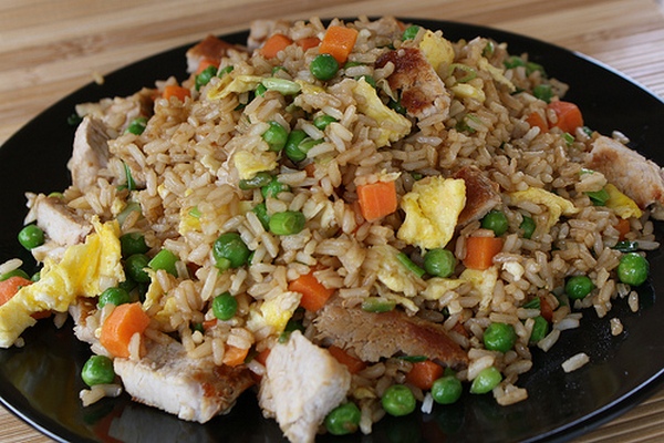 Рис со свининой и овощами на сковороде