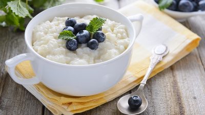 Рисовая каша на топленом молоке с курагой и изюмом