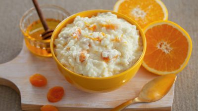 Рисовая каша с курагой и соком апельсина