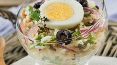 Рисовый салат с тунцом и стручковой фасолью