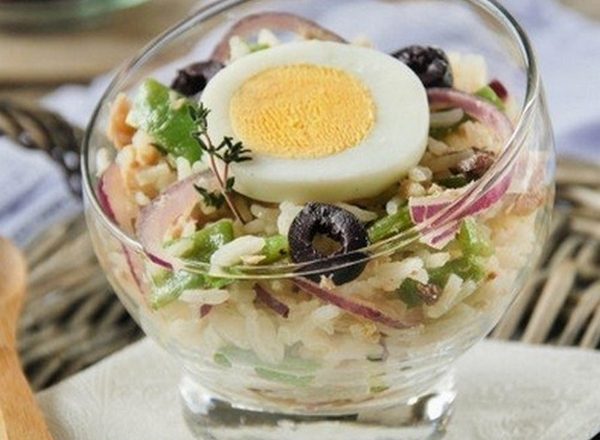 Рисовый салат с тунцом и стручковой фасолью