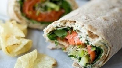 Ролл из лаваша с лососем и рукколой