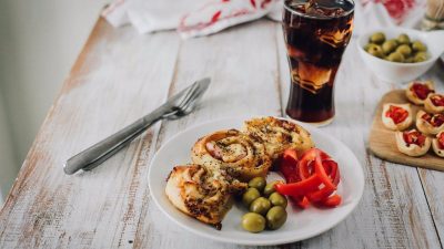 Роллы с ветчиной и сыром под маковым соусом