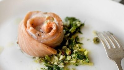 Розочки из семги под фисташковым соусом