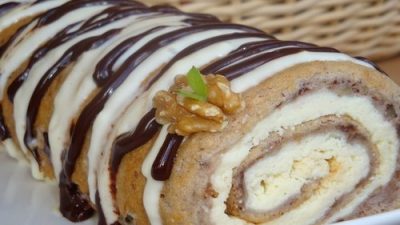 Рулет из бананового теста с творожной начинкой