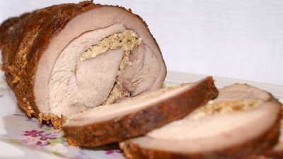 Рулет из филе индейки с грецкими орехами