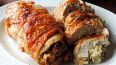 Рулет из курицы с курагой и песто