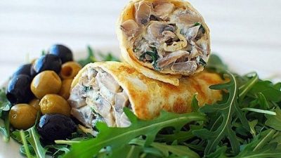 Рулет из омлета с грибами и сыром