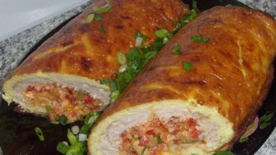 Рулет из омлета с куриным фаршем и овощами