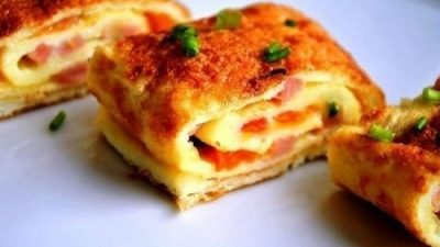 Рулет из омлета с ветчиной, помидорами и сыром