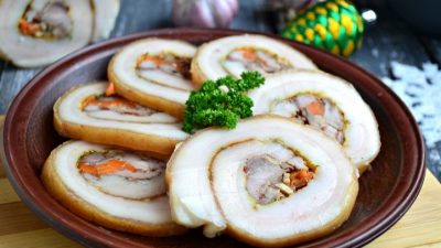 Рулет из сала с курицей и морковью