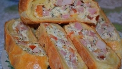 Рулет из слоеного теста с копченым мясом