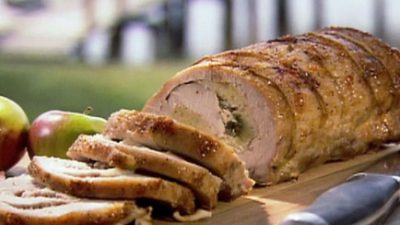 Рулет из свинины с яблоками и клюквой