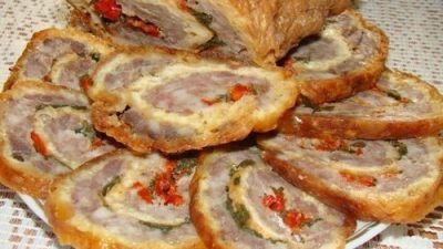 Рулет из сырного теста с мясным фаршем