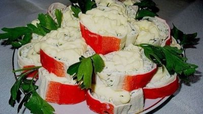 Рулет из яиц и крабовых палочек