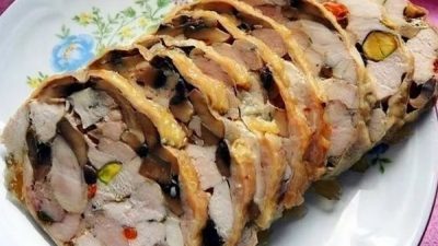 Рулет «Праздничный» из курицы с фисташками