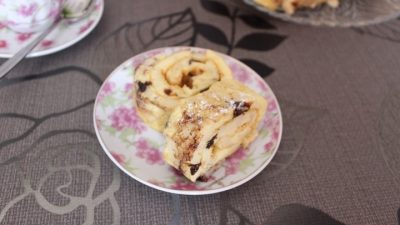 Рулет с черносливом и яблоками в духовке