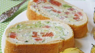 Рулет с лососем, сыром и авокадо