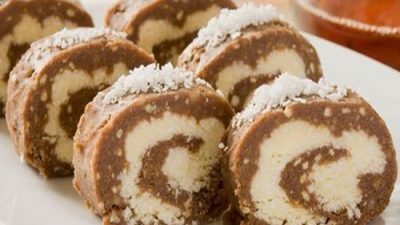 Рулет шоколадный с кокосовой стружкой