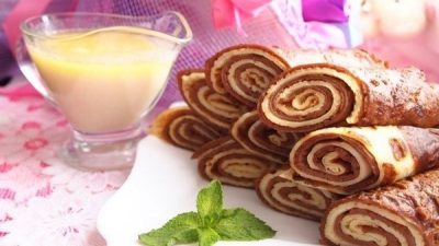 Рулетики из блинов с ванильным соусом